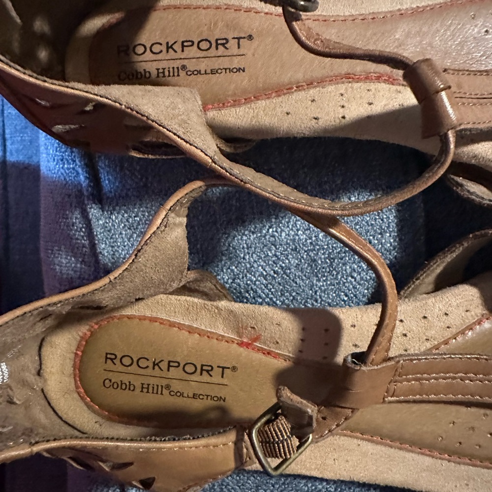 Rockport Brown Sandals with Strappy Design and Flat Sole - Picture 2 of 3